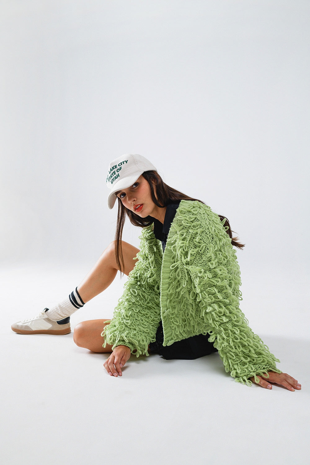 Q2 Casaco de malha volumoso e texturado em verde com franja comprida