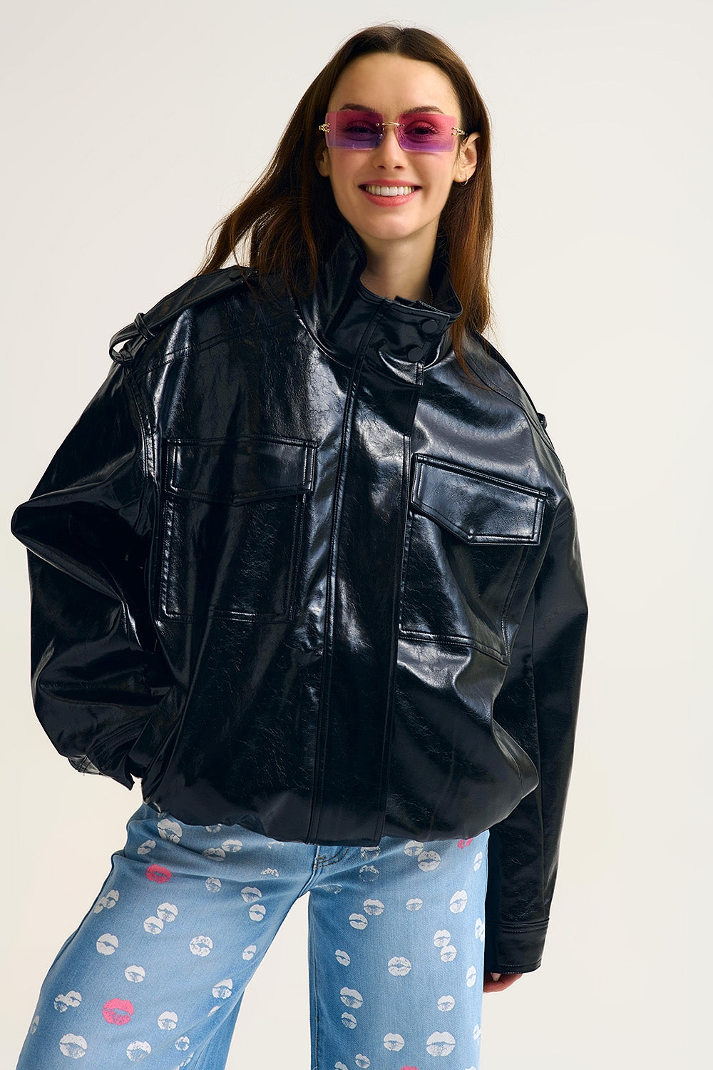 Q2 Casaco oversized em pele sintética brilhante em preto