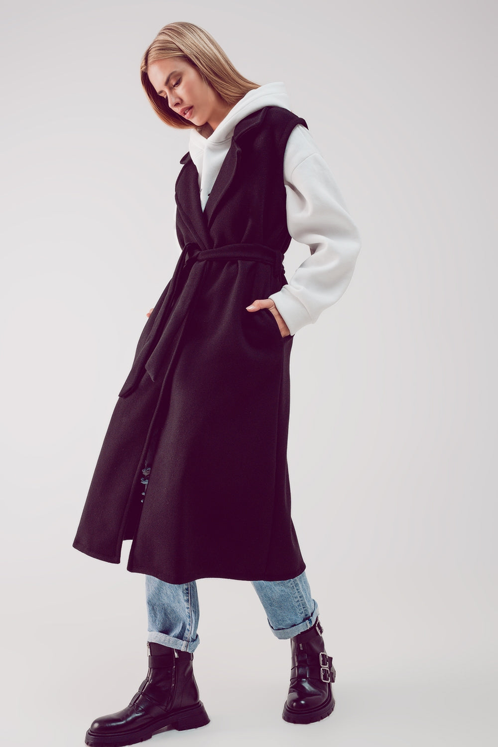 Q2 Casaco sem mangas longo com cinto preto