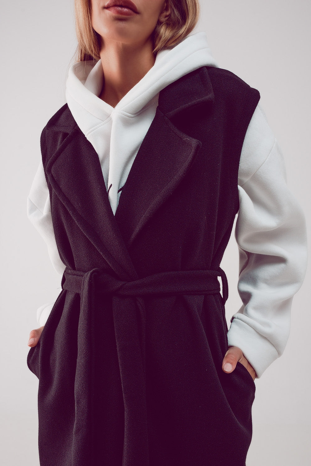 Casaco sem mangas longo com cinto preto