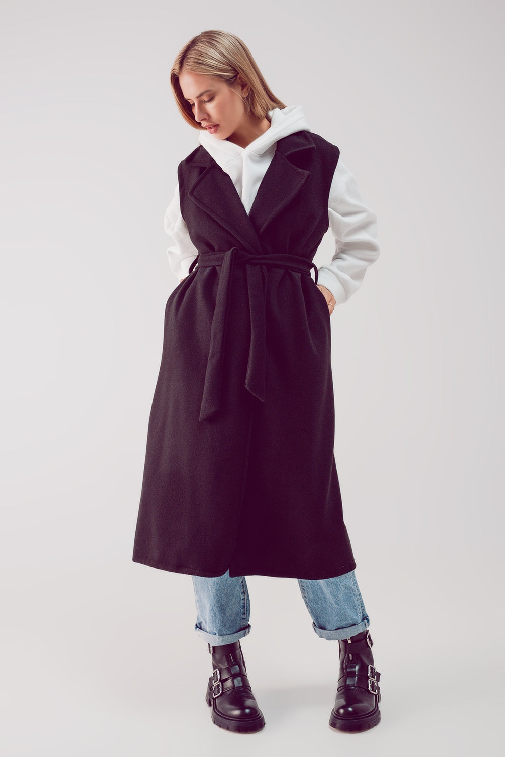 Casaco sem mangas longo com cinto preto