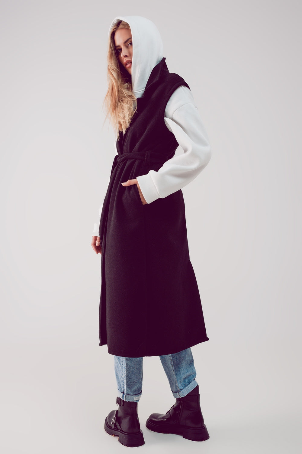 Casaco sem mangas longo com cinto preto