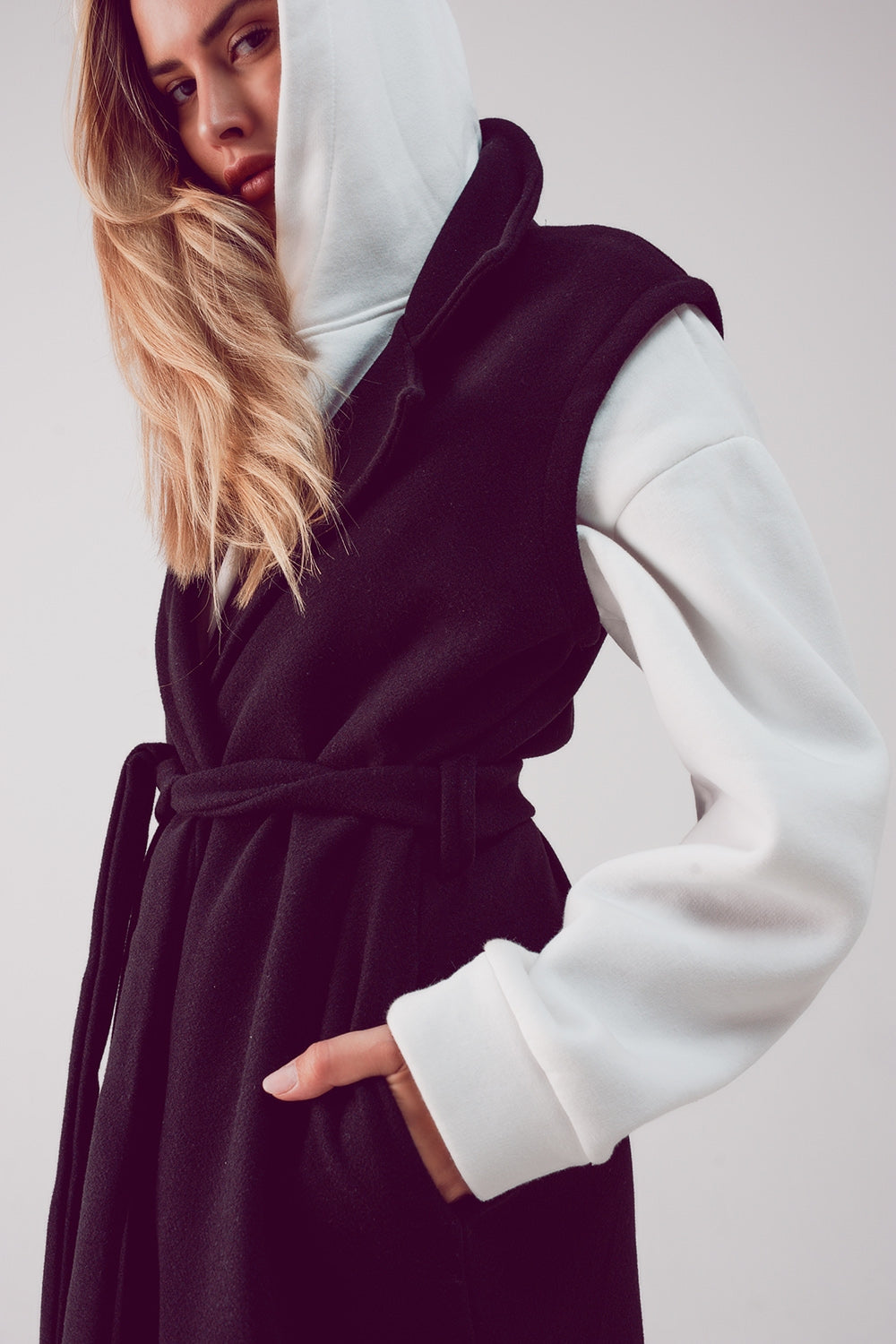 Casaco sem mangas longo com cinto preto