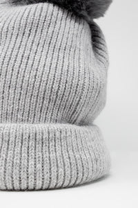 Chapéu de malha cinzenta com pompom