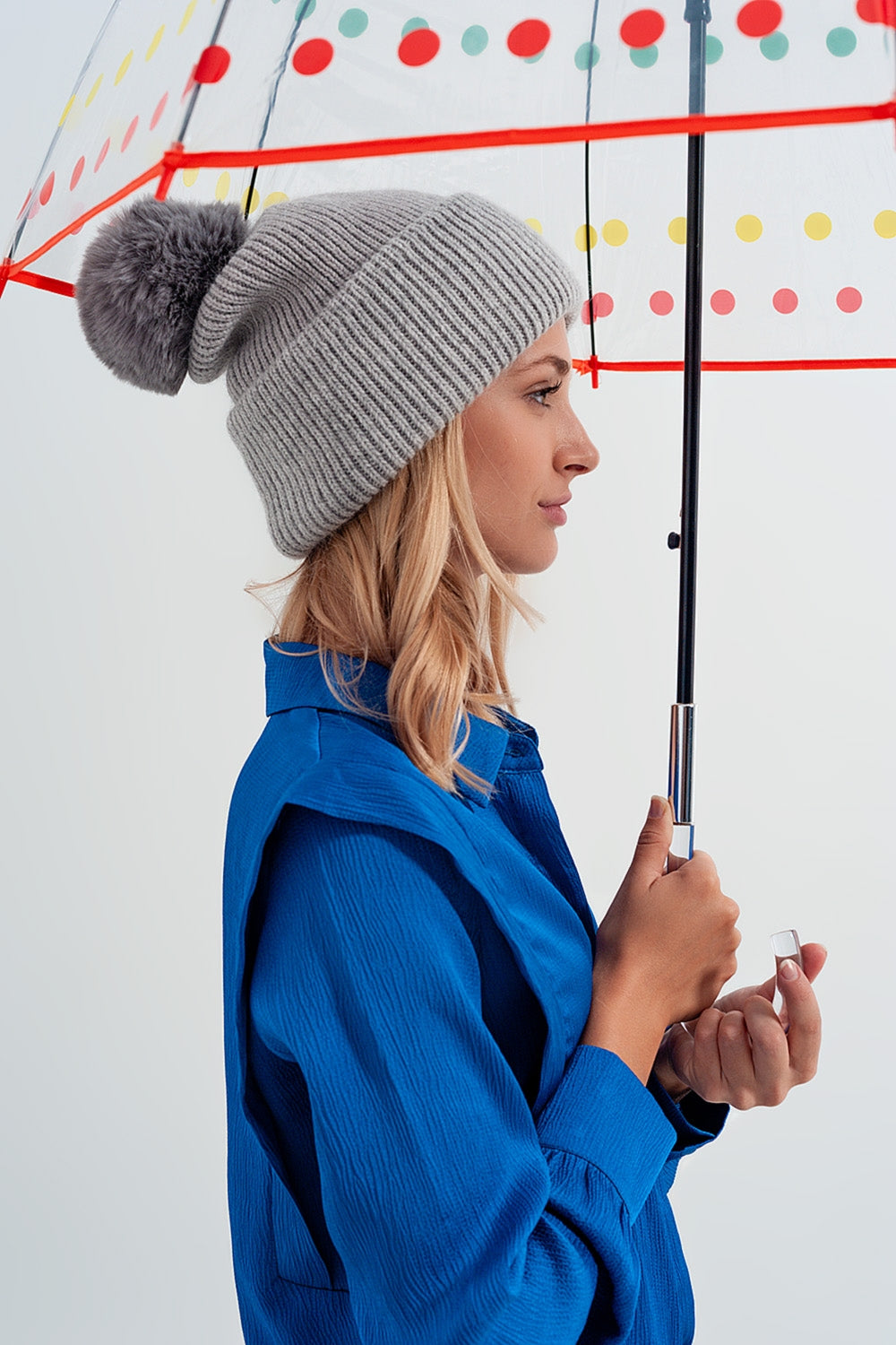 Chapéu de malha cinzenta com pompom