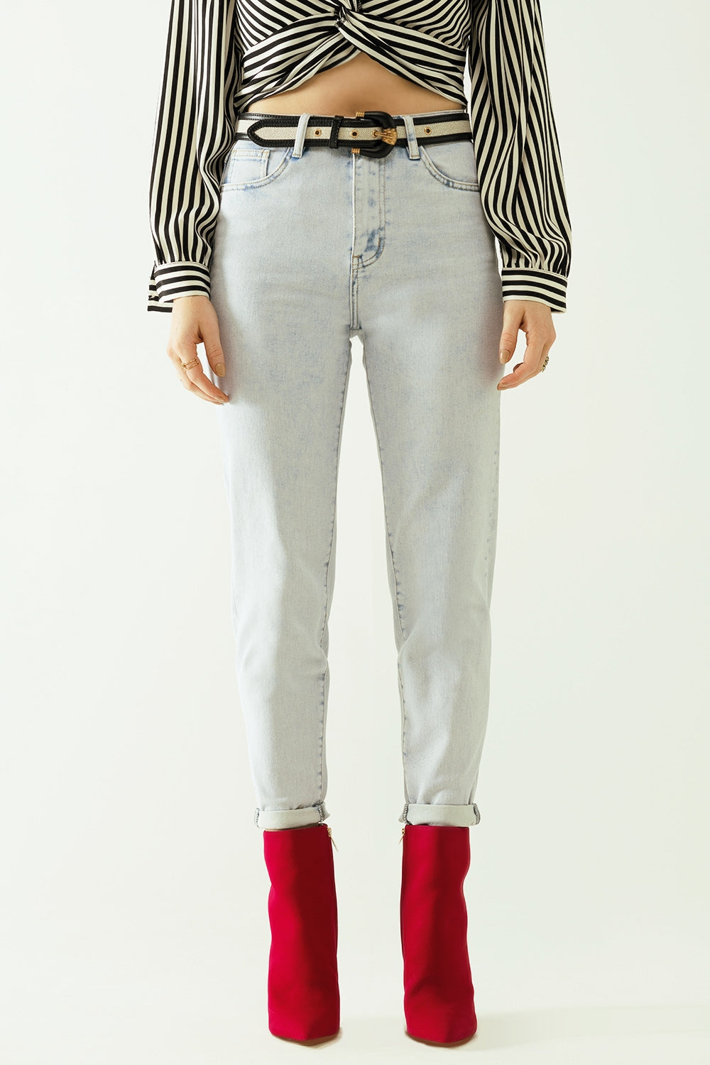 Q2 Cinco bolsos efeito mom jeans wash com bainha dobrada