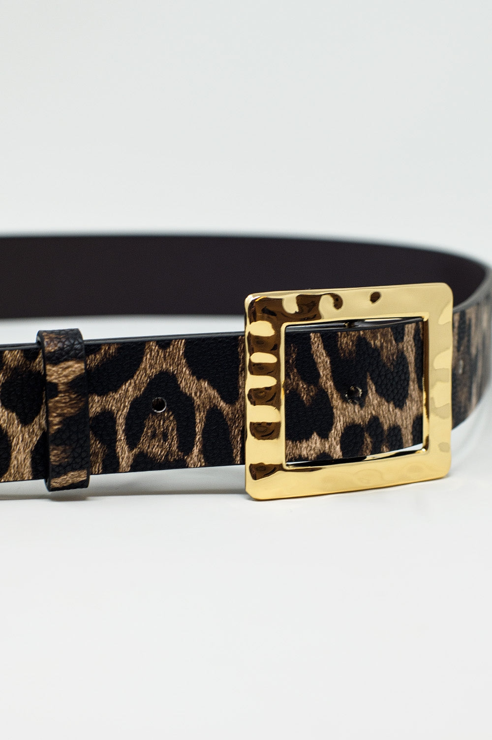 Cinto de leopardo de largura média em castanho escuro com fivela dourada