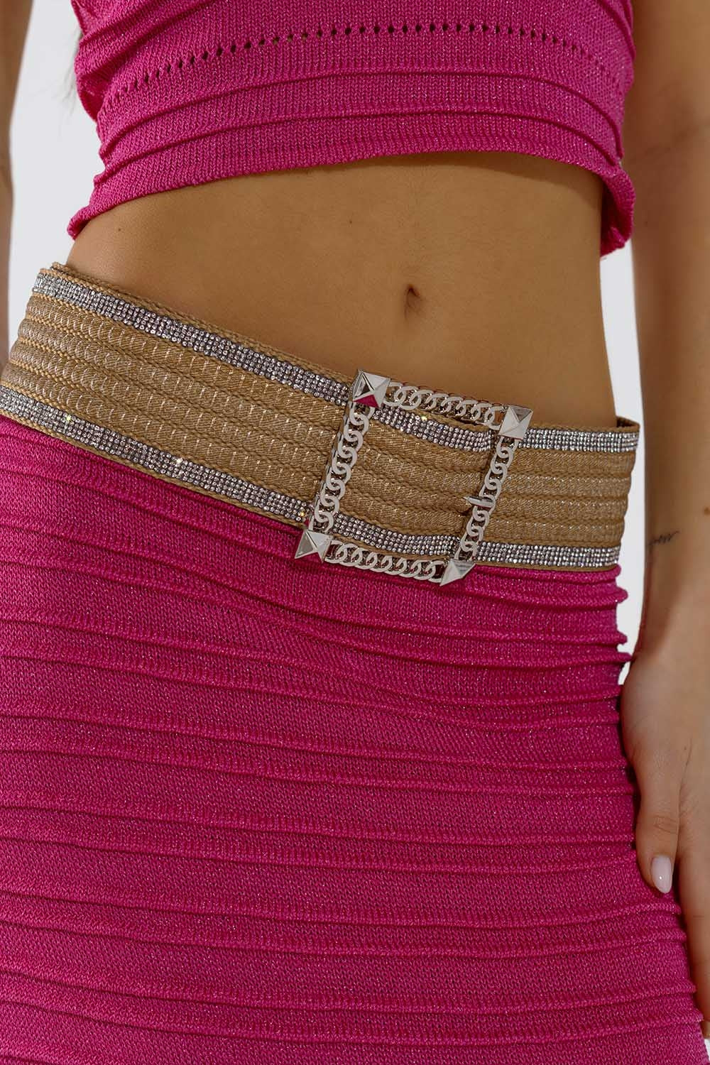 Q2 Cinto largo em tecido bege com strass nas extremidades e uma grande fivela quadrada prateada