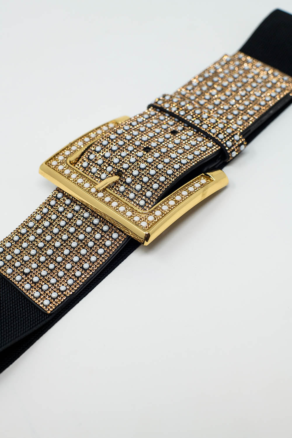 Cinto preto largo com design de strass cravejado e fivela quadrada.