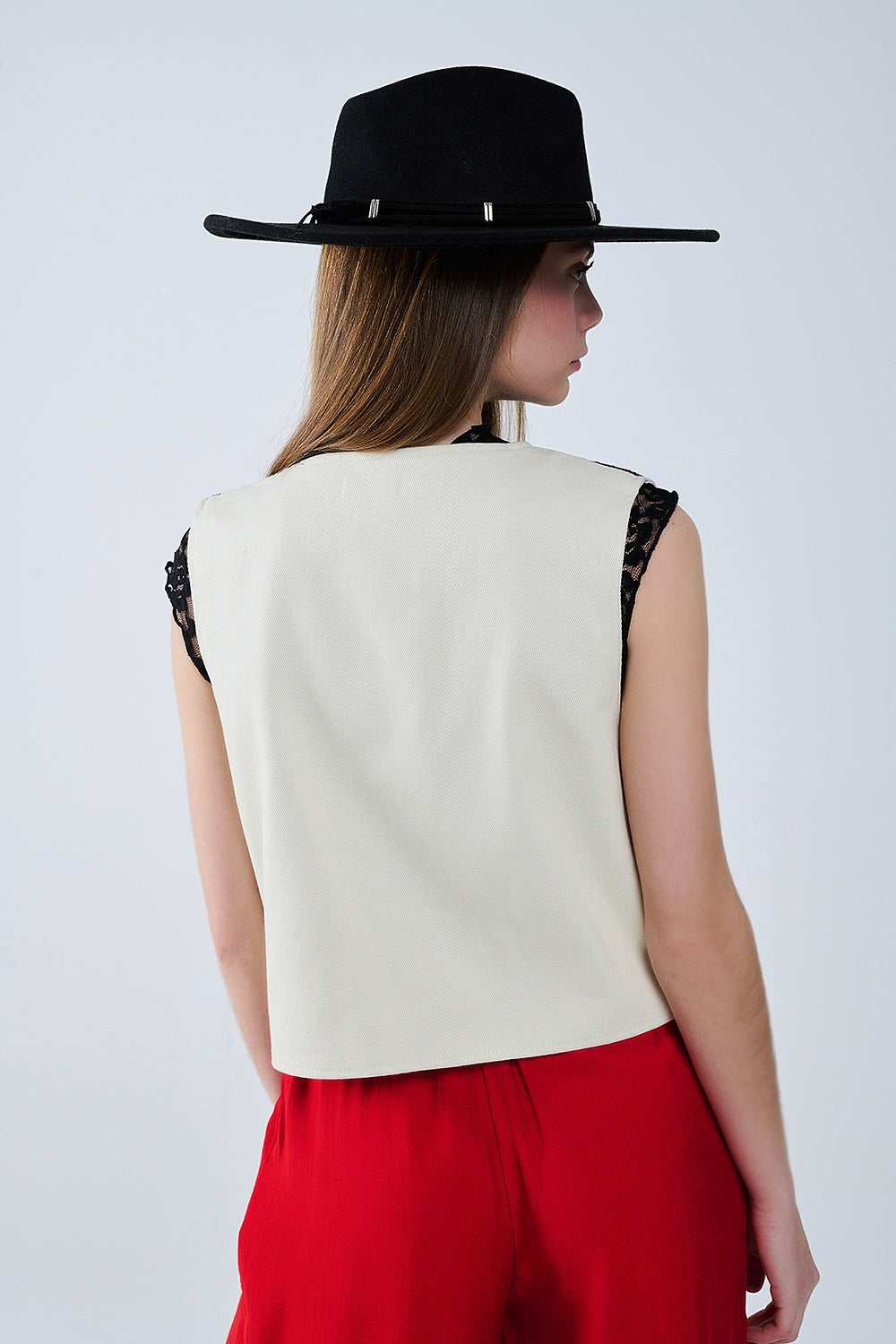 Colete branco com bordado barroco preto