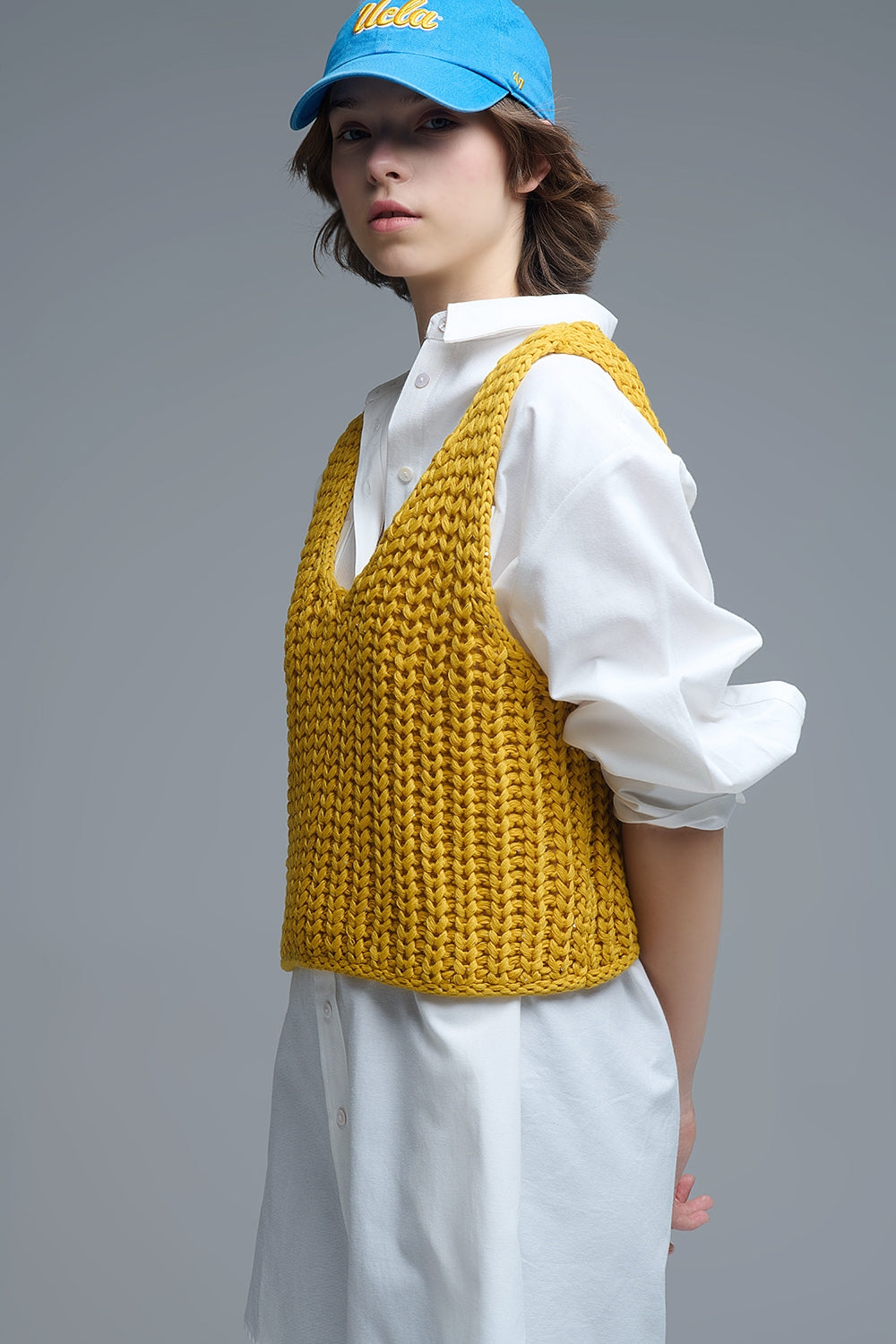 Q2 Colete de croché em amarelo com fio de lantejoulas