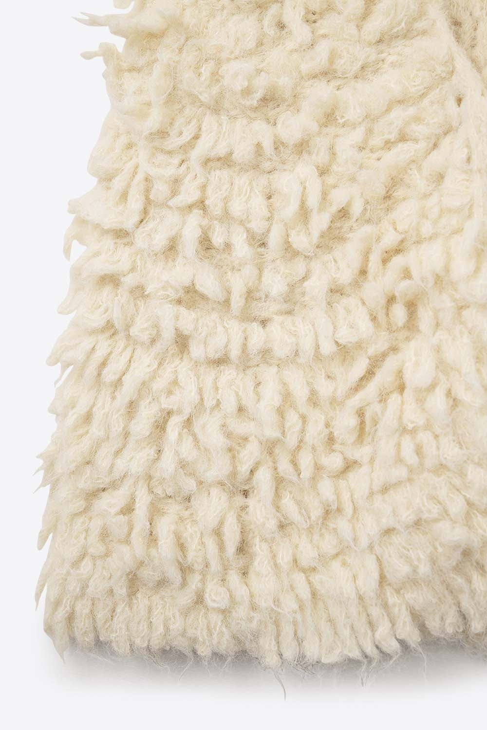 Colete de luxo com textura de pelo comprido branco