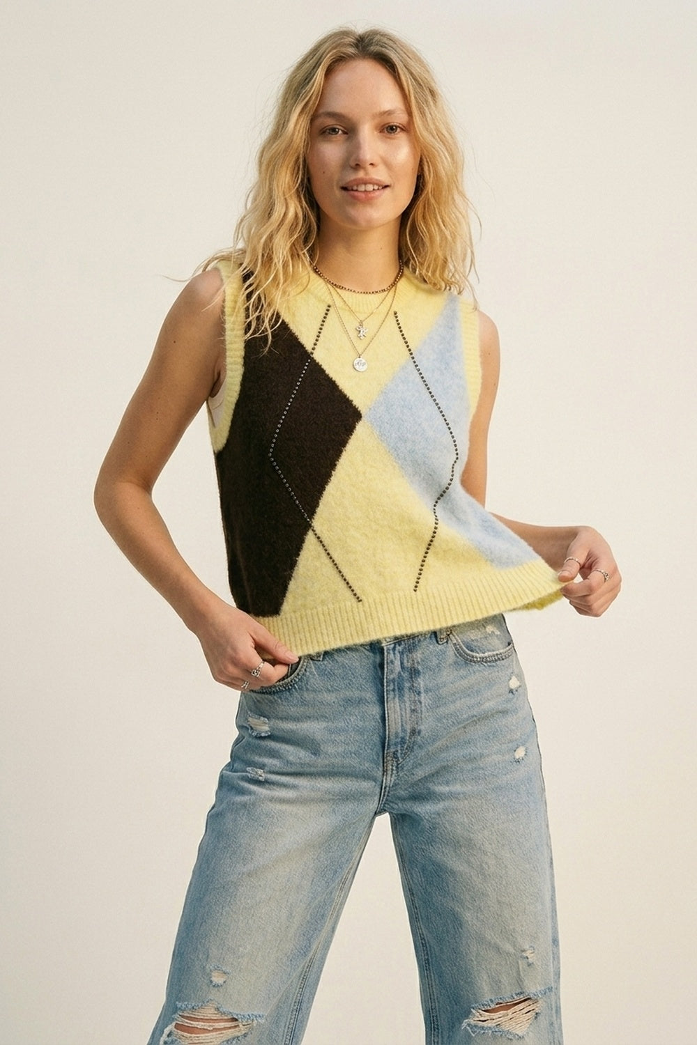 Colete de Malha Argyle Fofo com Detalhe de Tachas Metálicas em amarelo