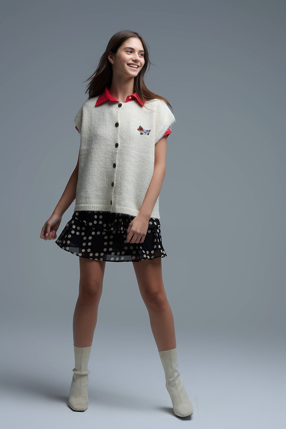 Colete de malha descontraído em creme com pormenor bordado de um cão giro