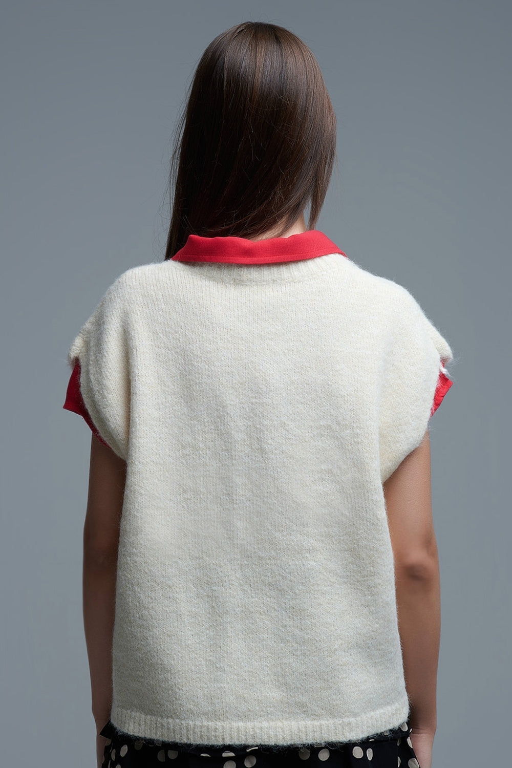 Colete de malha descontraído em creme com pormenor bordado de um cão giro