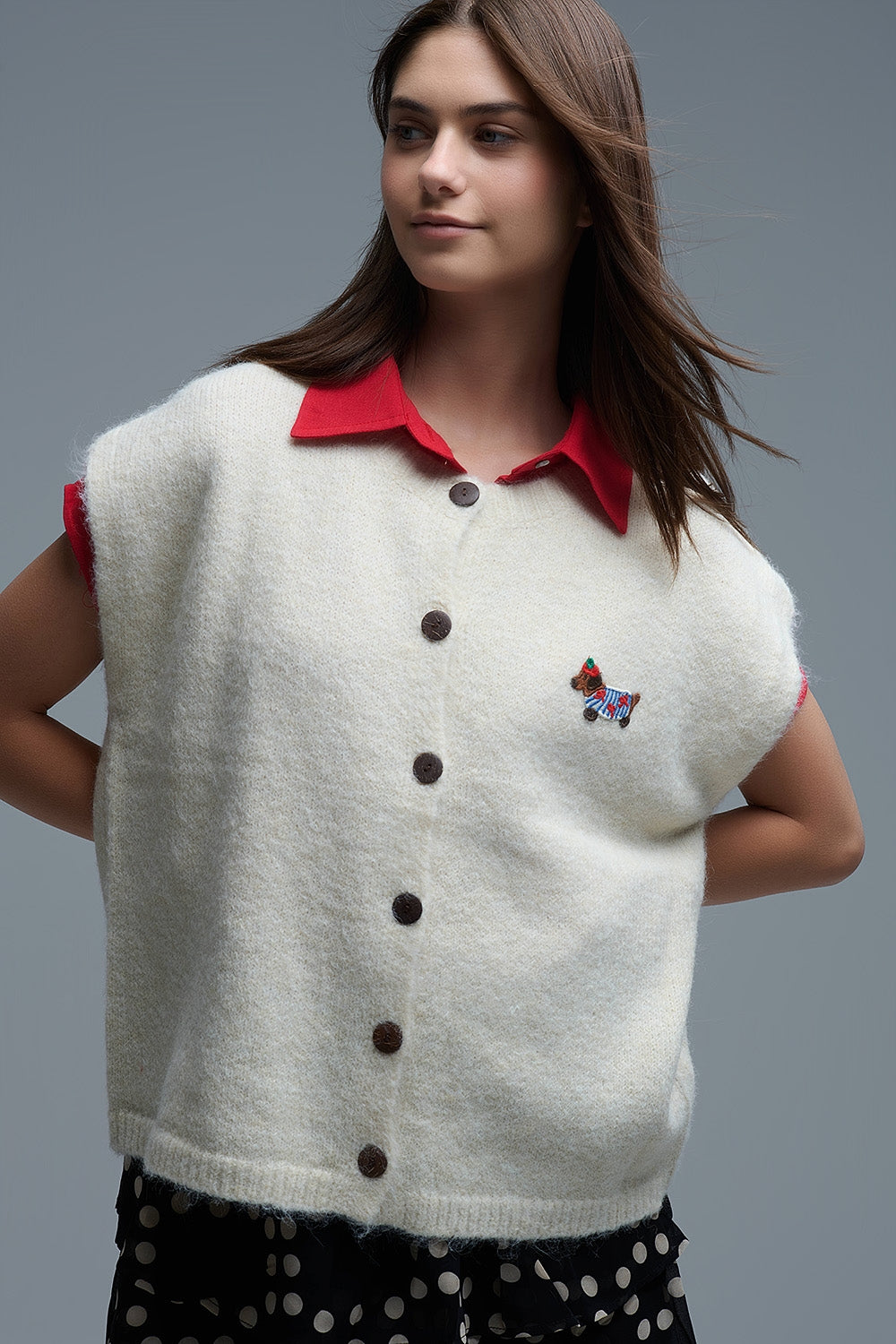 Colete de malha descontraído em creme com pormenor bordado de um cão giro