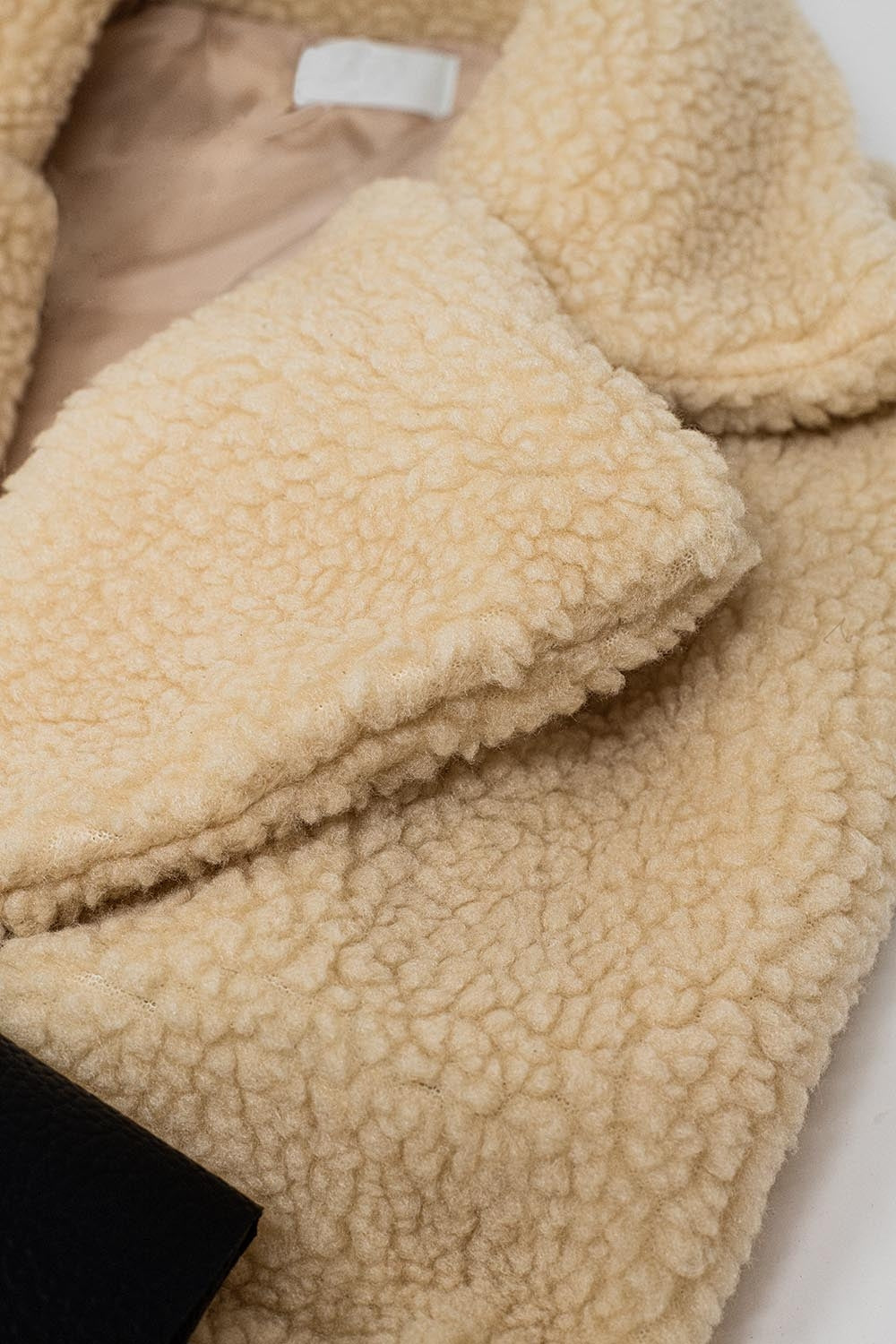 Colete de peluche bege com fecho de botões