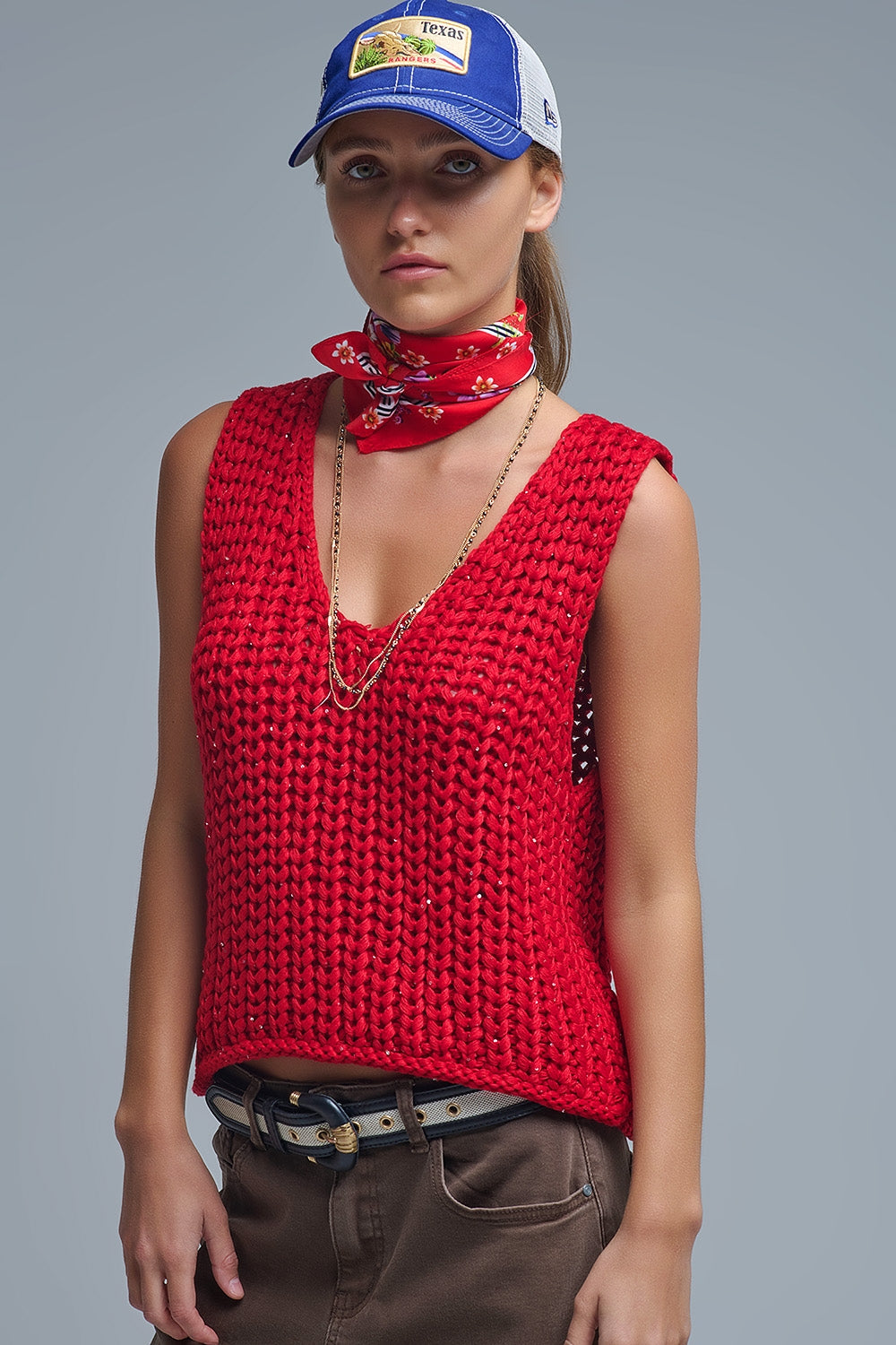 Q2 Colete em croché vermelho com fio de lantejoulas