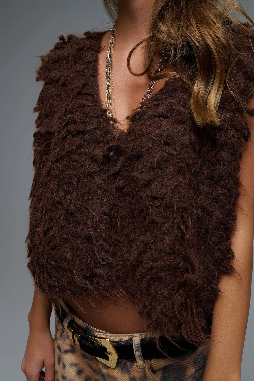 Colete luxuoso com textura de pelo comprido castanho