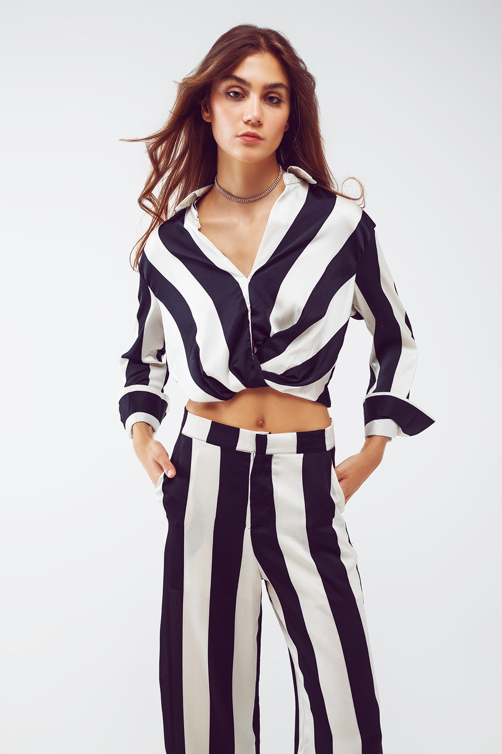 Q2 Crop Shirt Com Detalhe de Nó em Listras Pretas e Brancas