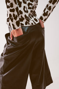 Culotte de couro falso de perna larga em preto