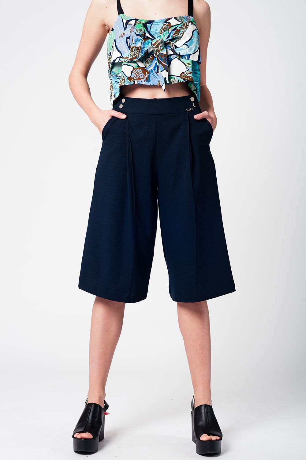 Q2 Culottes marinho com botões de prata