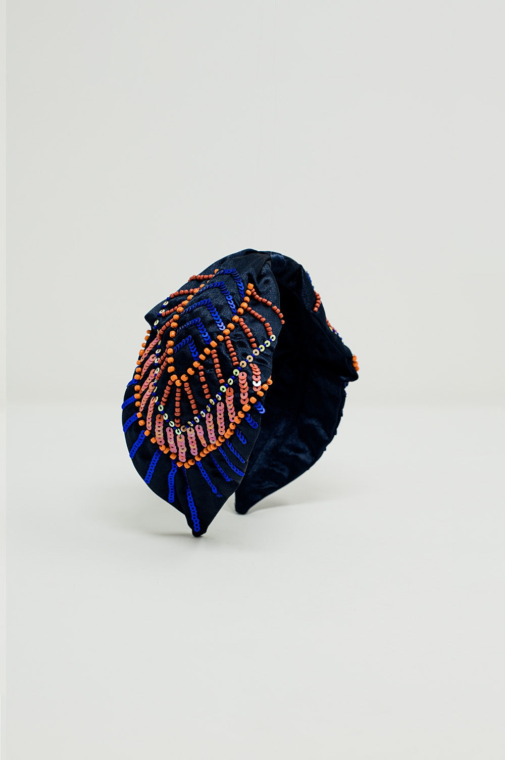 Q2 Diadema azul-marinho com detalhes em lantejoulas e strass.