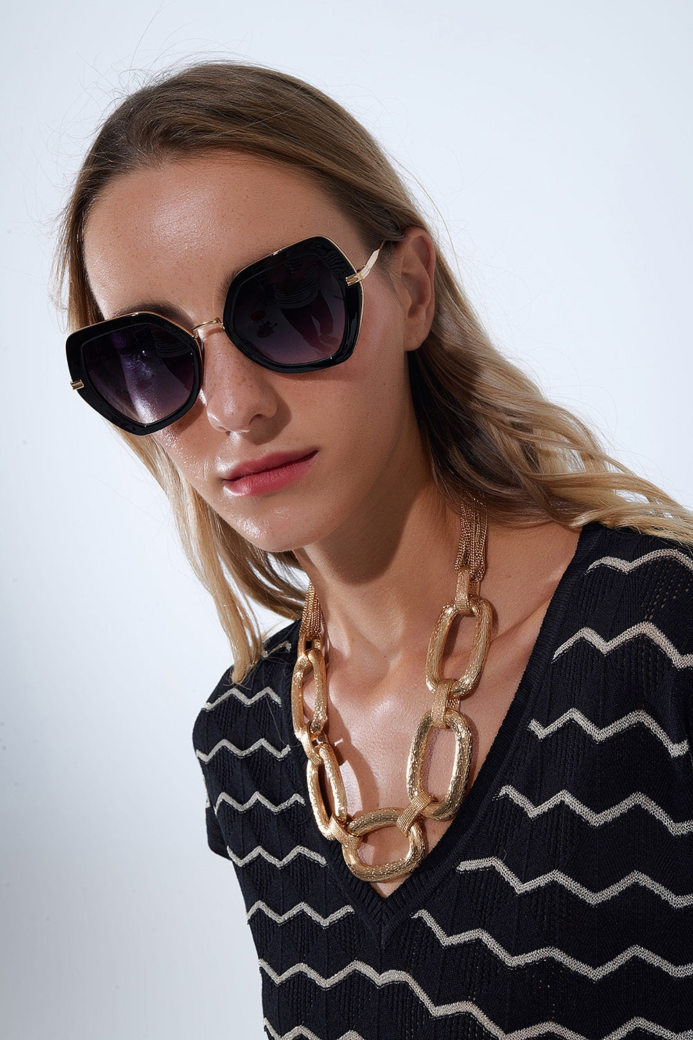 Q2 Extra Large Hexagonal Cat Eye Sunglasses em preto