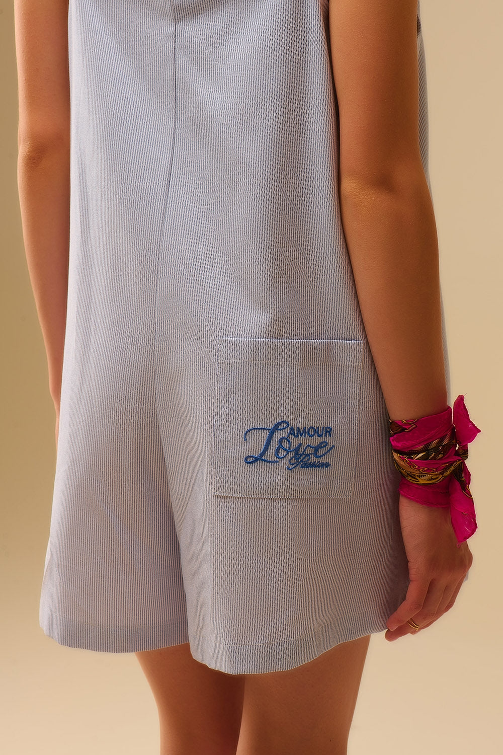 Fato de treino às riscas azuis com atilhos nos ombros e pormenor de bolso nas costas