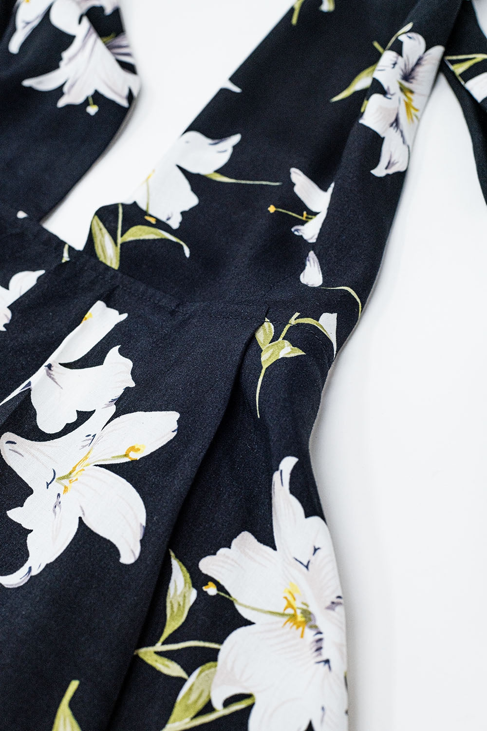 Fato de treino preto com decote haltere e estampado floral