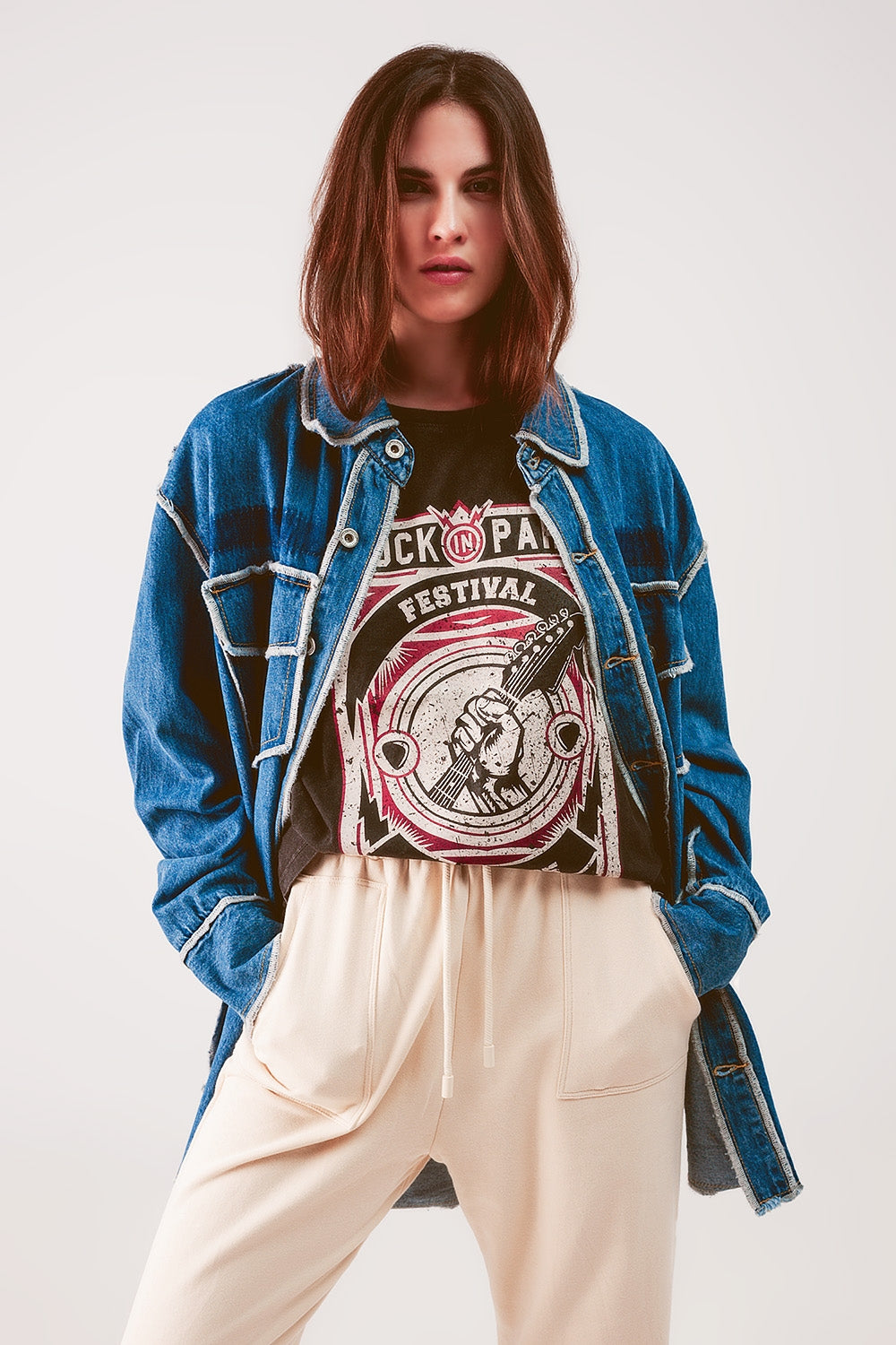 Jaqueta de camisa de ganga com detalhe de costura de contorno