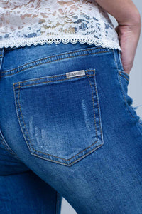 Jean com rasgos raspados e punhos cortados