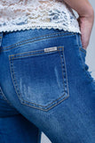 Jean com rasgos raspados e punhos cortados