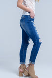 Jean com rasgos raspados e punhos cortados