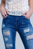 Jean com rasgos raspados e punhos cortados