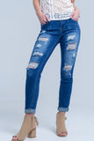 Jean com rasgos raspados e punhos cortados