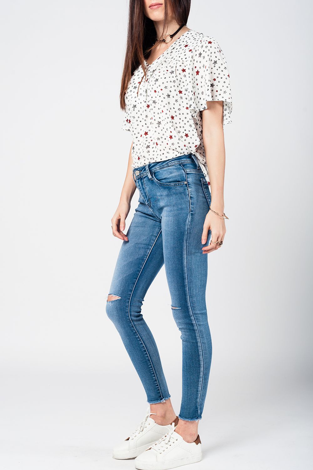Q2 Jeans apertados com baixa joelho lavagem média desgastado e quebrado