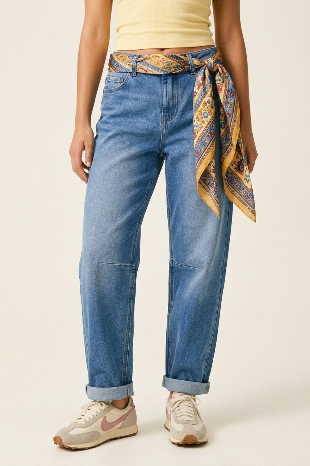 Q2 Jeans Azuis de Caimento Solto com Lavagem Clara e Costura Lateral