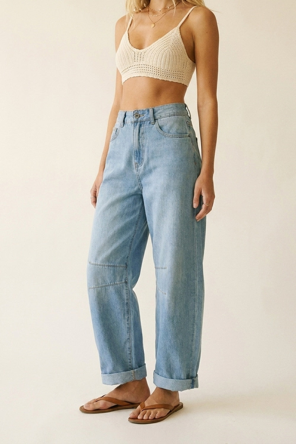 Q2 Jeans Barrel Lavagem Clara com Detalhe de Costura no Joelho
