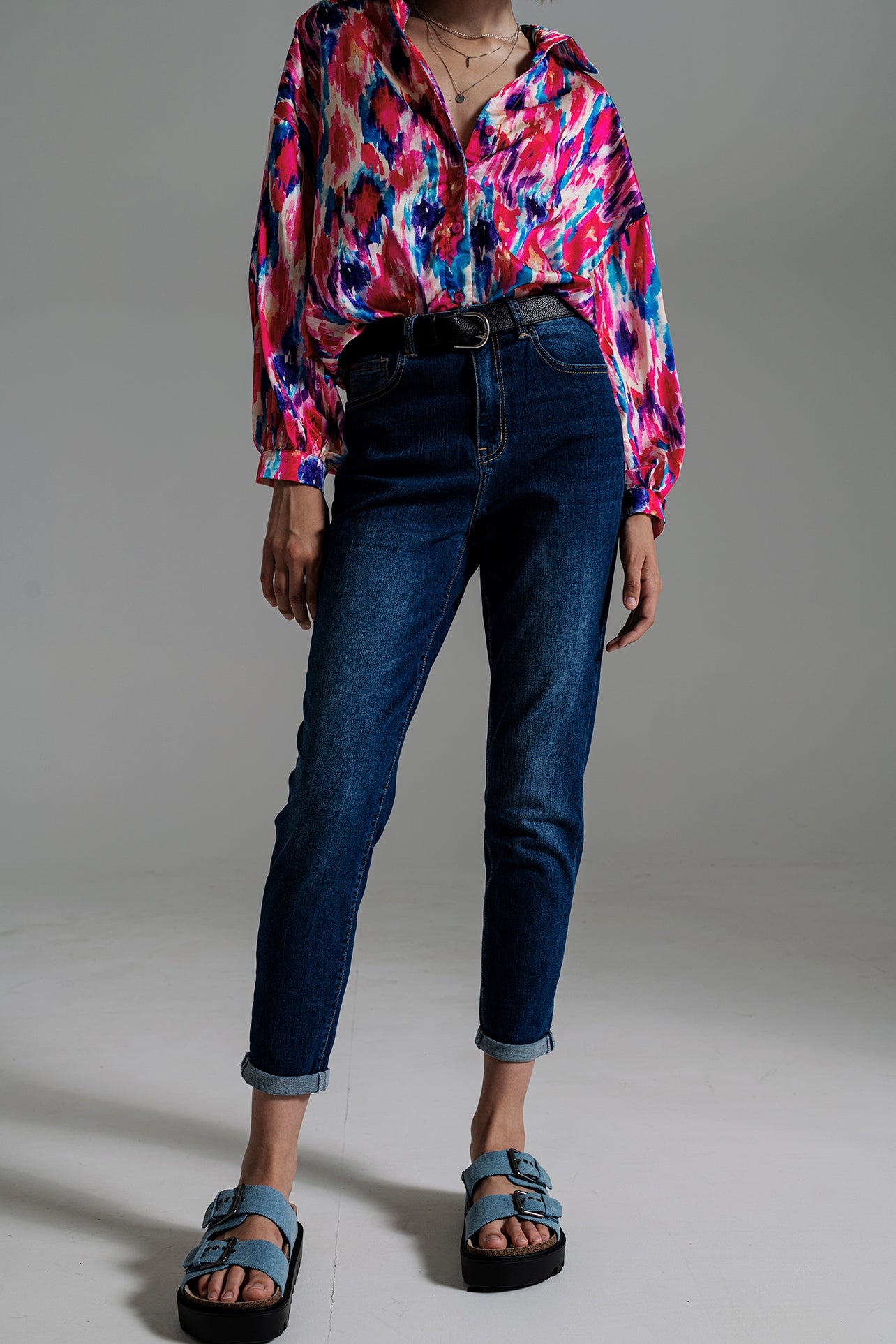 Q2 Jeans básicos de perna Regular em lavagem média