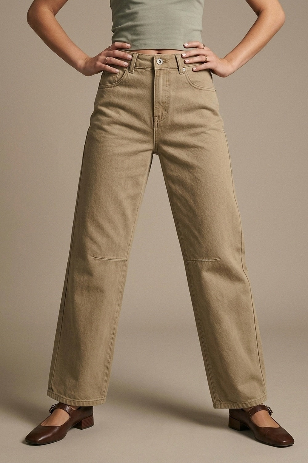 Q2 Jeans Bege de Denim Macio com Stretch e Perna Larga com costura no joelho