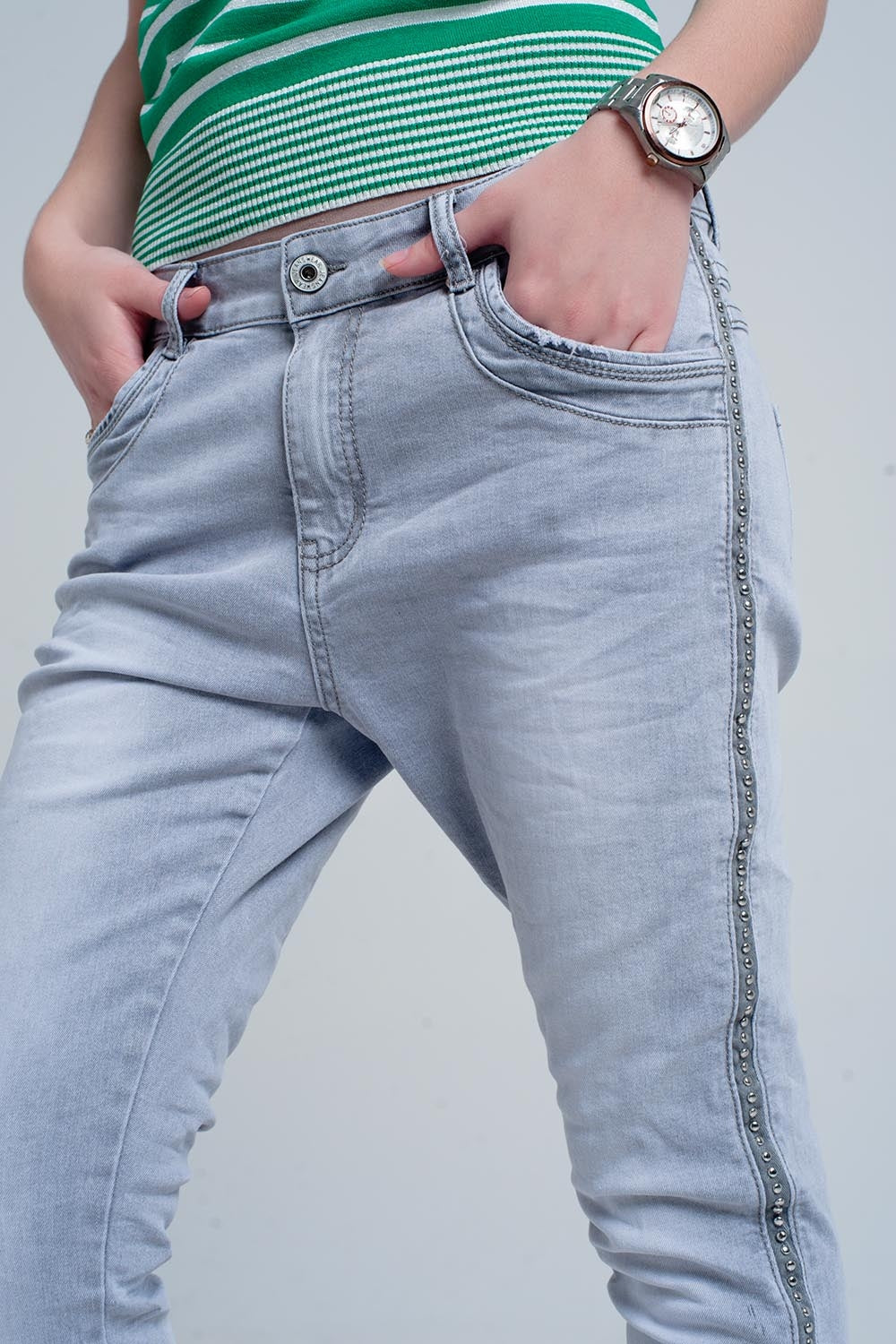 Q2 jeans cinza com detalhes de metal no lado