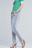 jeans cinza com detalhes de metal no lado
