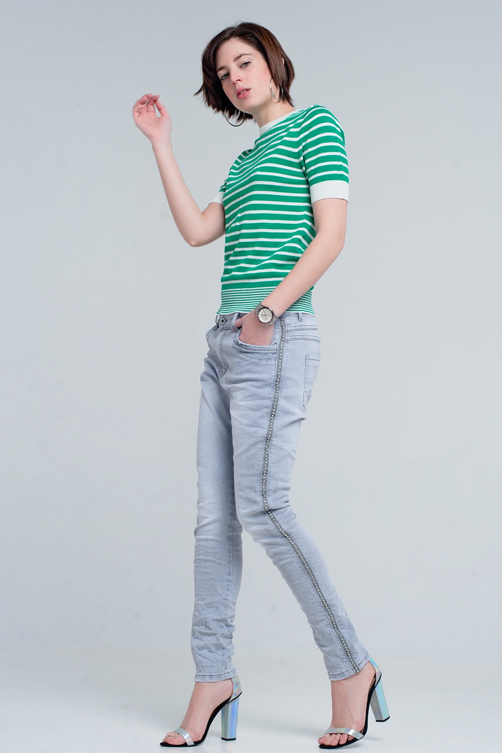 jeans cinza com detalhes de metal no lado