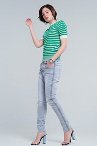 jeans cinza com detalhes de metal no lado