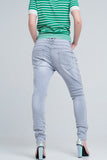 jeans cinza com detalhes de metal no lado