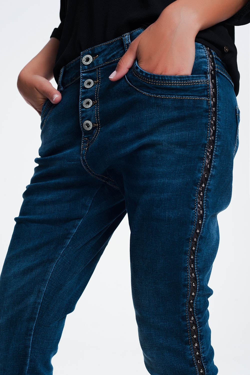 Q2 Jeans cravejados olhar de couro