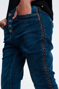 Jeans cravejados olhar de couro
