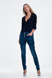 Jeans cravejados olhar de couro