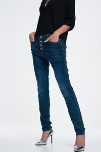 Jeans cravejados olhar de couro